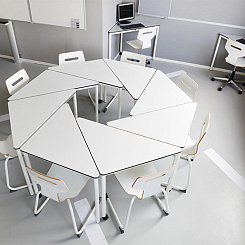 Треугольный мобильный стол